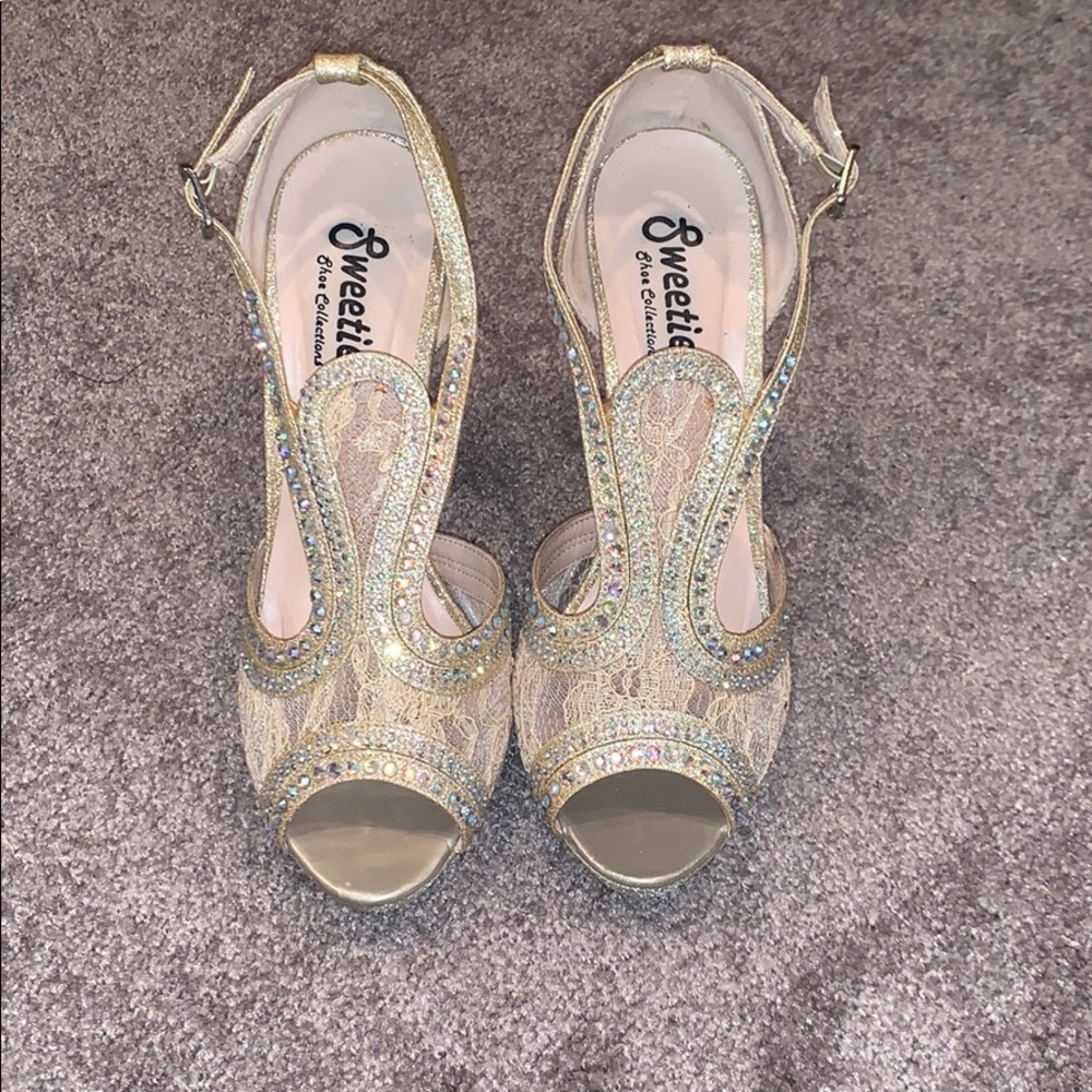 Women’s size 6 heels